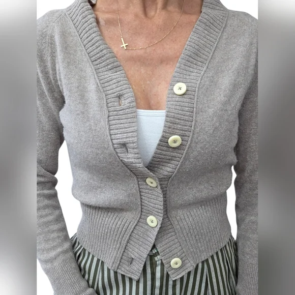 Everlane Cashmere Cardigan XS Taupe Fitted Cropped Button Front Minimalist - Picture 2 of 7